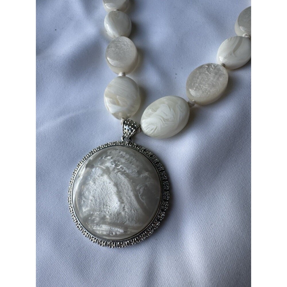 Chicos White Beaded Pendant Necklace Oversized Mother Of Pearl Statement - Picture 4 of 8
